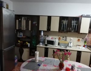 Casa in zona linistita, curte, garaj,  bucatarie de vara 