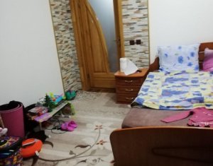 Casa in zona linistita, curte, garaj,  bucatarie de vara 