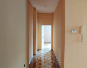 Casa de inchiriat cu gradina, 600 mp, S+P+1E+Pod, garaj, aproape de Centru