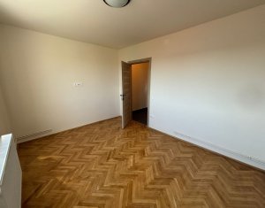 Apartament cu 3 camere, zona Gruia!