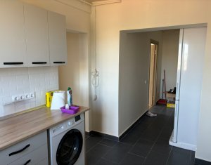 Apartament cu 3 camere, zona Gruia!