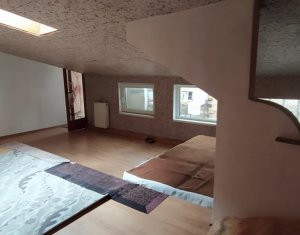 Casa in Centru, 3 camere, 61 mp utili, zona Piata Mihai Viteazul, curte comuna