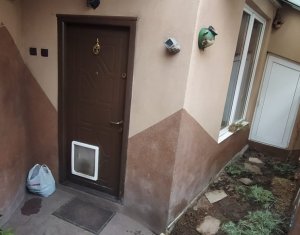 Casa in Centru, 3 camere, 61 mp utili, zona Piata Mihai Viteazul, curte comuna