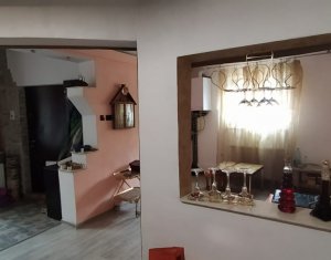 Casa in Centru, 3 camere, 61 mp utili, zona Piata Mihai Viteazul, curte comuna