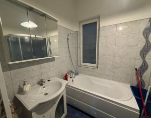 Apartament istoric, semicentral, cu 3 camere si 2 bai!