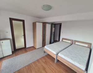 Casa  cu 3 camere ,2 bai, curte comuna, terasa, Gruia