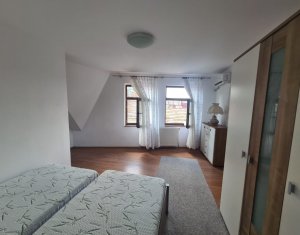 Casa  cu 3 camere ,2 bai, curte comuna, terasa, Gruia