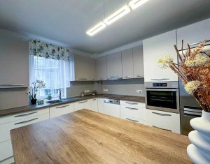 Apartament de 3 camere în Donath Park